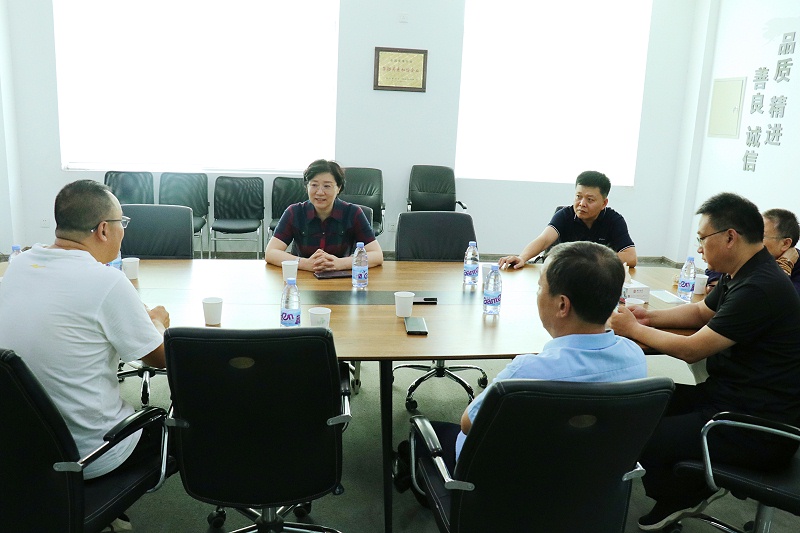 臨沂市工信局黨組書記、局長王林艷一行蒞臨百華鞋業調研指導