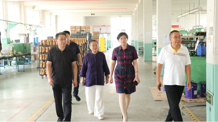 臨沂市工信局黨組書記、局長王林艷一行蒞臨百華鞋業調研指導