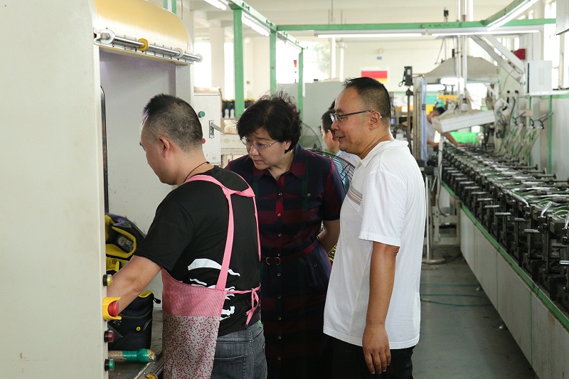 臨沂市工信局黨組書記、局長王林艷一行蒞臨百華鞋業調研指導