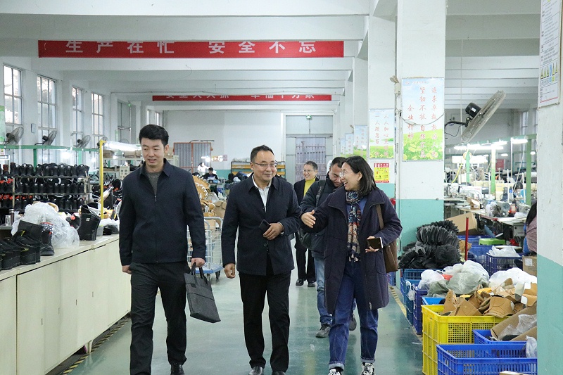 山東省皮革協(xié)會(huì)研究所馬書記一行蒞臨百華鞋業(yè)指導(dǎo)工作
