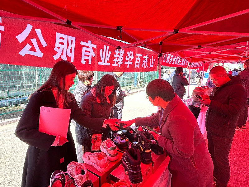 百華鞋業受邀參加“首屆中國諸葛亮杯若鯉大賽”暨名優特產展覽會活動！