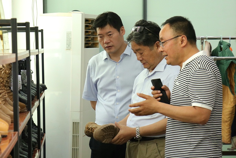 山東省貿(mào)促會黨組成員、副會長劉曉江一行蒞臨百華鞋業(yè)調(diào)研指導(dǎo)
