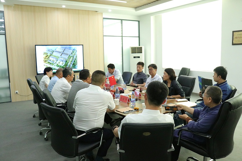 山東省貿(mào)促會黨組成員、副會長劉曉江一行蒞臨百華鞋業(yè)調(diào)研指導(dǎo)