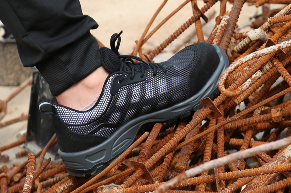 安全從腳下開始，勞保鞋——勞動者的堅實(shí)后盾！