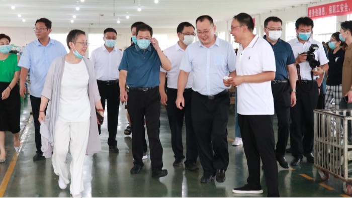 沂南縣縣長冉凡亞率隊蒞臨百華鞋業考察指導
